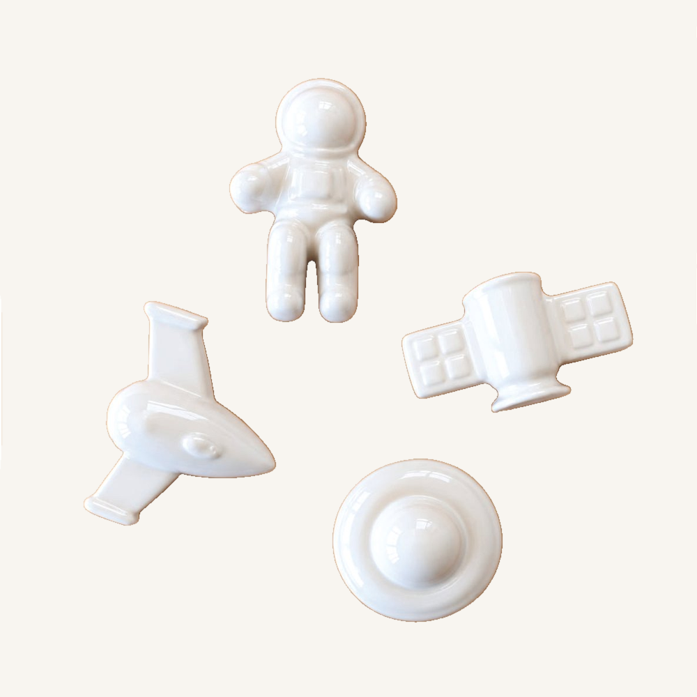 aplique-kit-astronauta-p12080-foto-01-fundo-f8f5f0