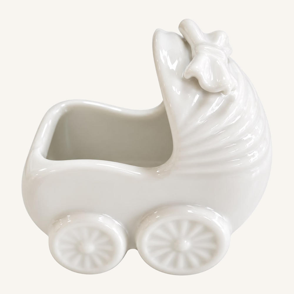 carrinho-de-bebe-com-laco-foto-01-fundo-f8f5f0